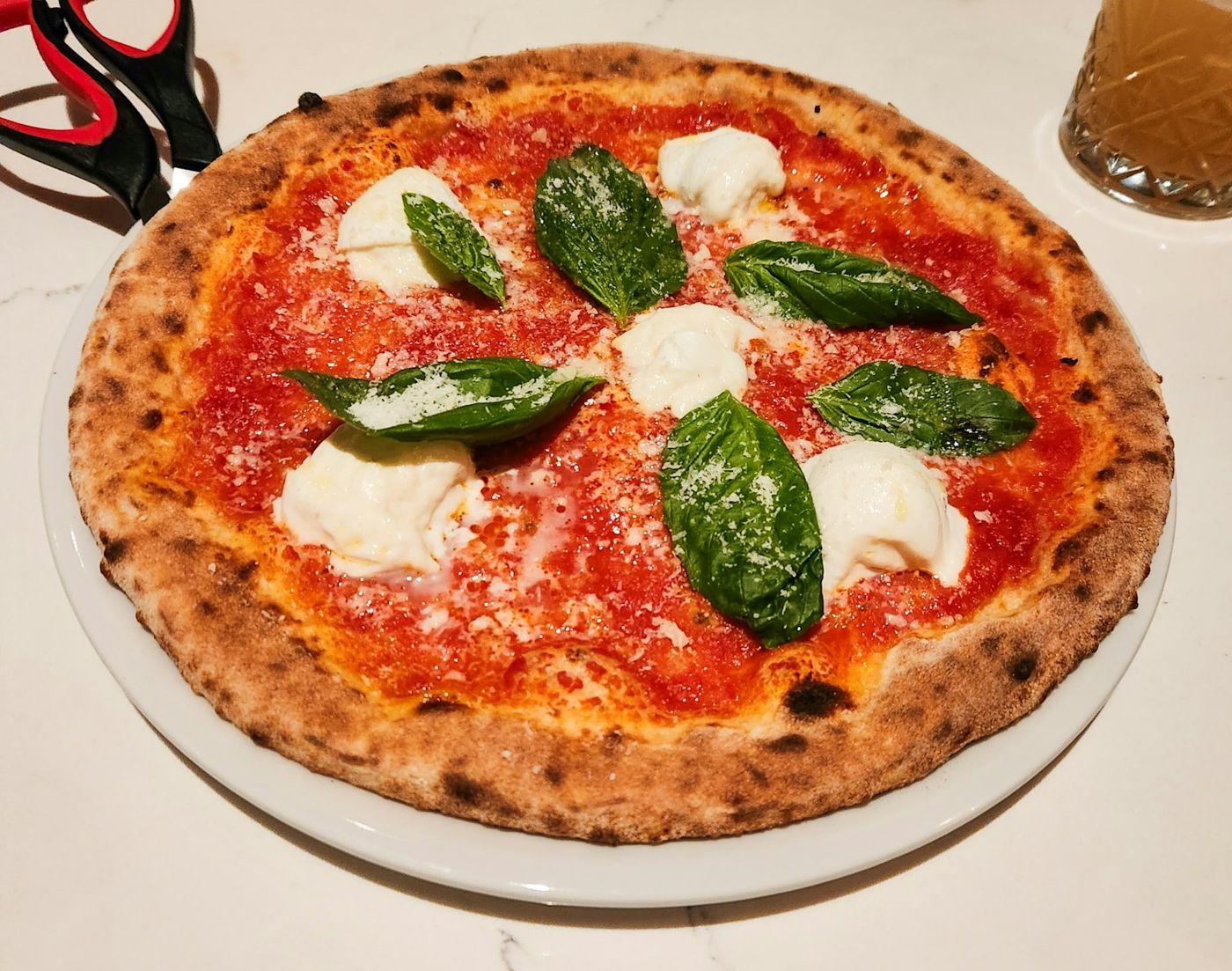 Pizza margherita appena sfornata