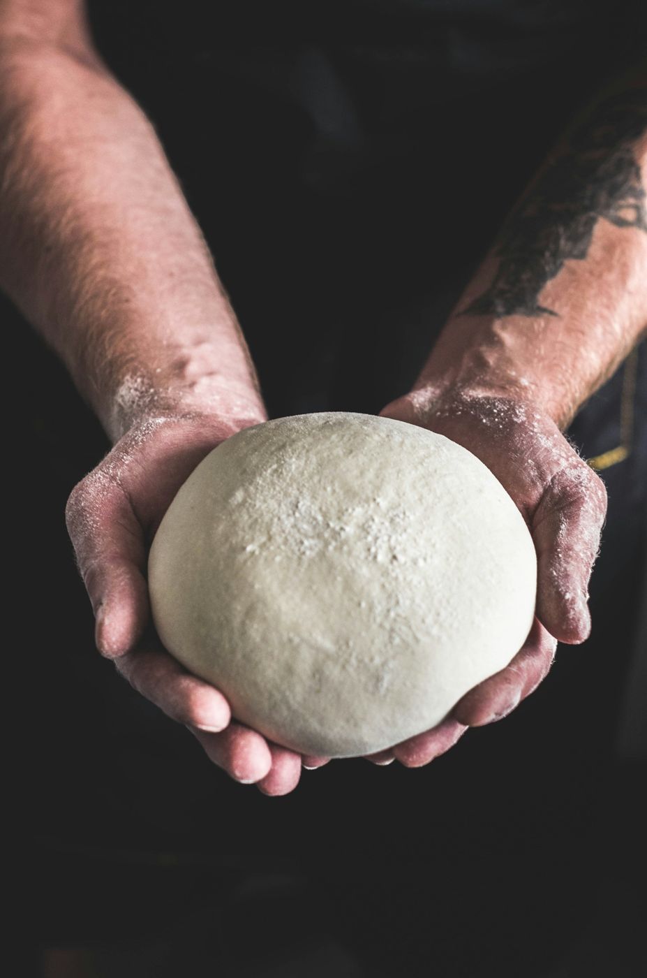 Panetto d’impasto tra le mani del pizzaiolo